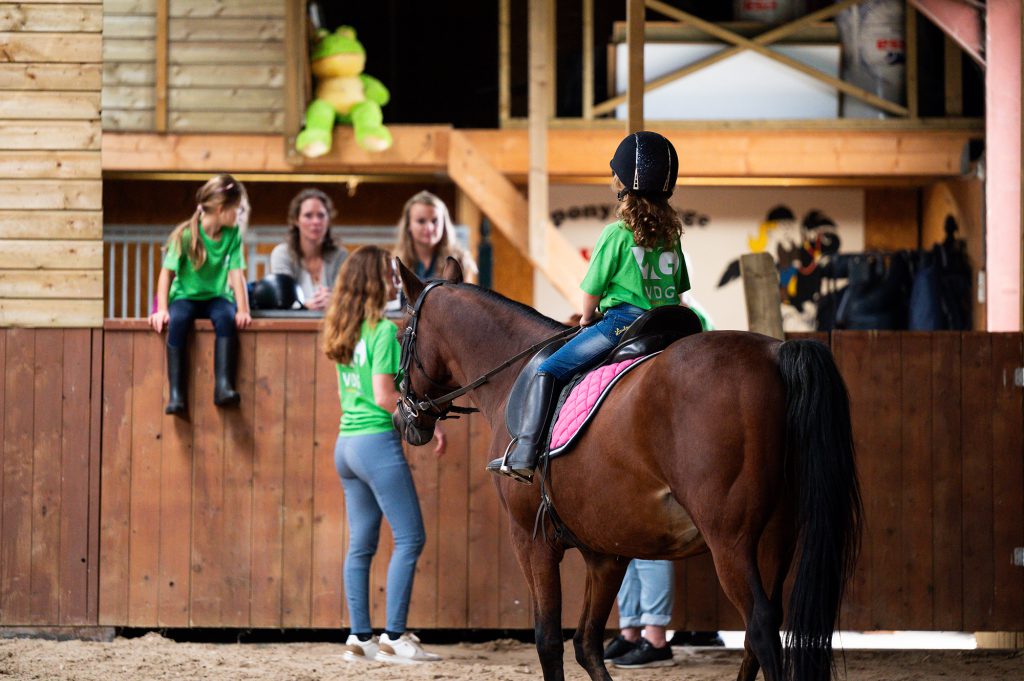 Manege in Wijchen, lessen pony rijden voor kinderen